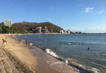 Vũng Tàu tạm dừng tắm biển mùa dịch Covid-19: Người ‘lén tắm’ cách xa 2 mét Người dân Vũng Tàu vẫn đi tắm biển mặc dù có khuyến cáo không nên tắm từ các cơ quan chức năng. /// Lương Trần Thùy Dương