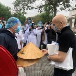 Hai du khách Anh nhiễm Covid-19 xuất viện ở Huế: Rất biết ơn các bác sĩ! Hai du khách người Anh khỏi bệnh và được tặng quà là chiếc nón bài thơ Huế khi xuất viện /// Nguyễn Văn Phúc