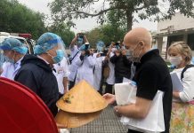 Hai du khách Anh nhiễm Covid-19 xuất viện ở Huế: Rất biết ơn các bác sĩ! Hai du khách người Anh khỏi bệnh và được tặng quà là chiếc nón bài thơ Huế khi xuất viện /// Nguyễn Văn Phúc