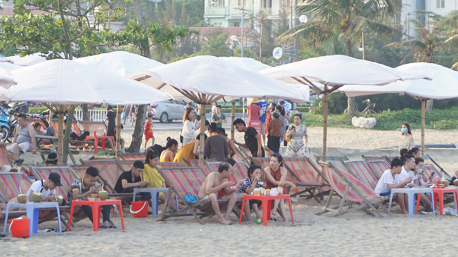 Chiều 30.4, bãi biển Sầm Sơn bất ngờ đông nghẹt du khách - ảnh 6