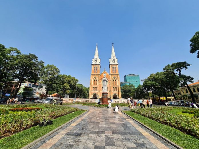 Nhà thờ Đức Bà rực rỡ trong nắng Sài Gòn. /// Ngô Trần Hải An