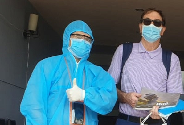 Hai du khách Anh nhiễm Covid-19 xuất viện ở Huế: Rất biết ơn các bác sĩ! - ảnh 3