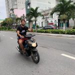 Khách Tây ở Đà Nẵng không đeo khẩu trang, phản ứng thô tục khi bị nhắc Khach Tay o Da Nang khong deo khau trang, phan ung tho tuc khi bi nhac hinh anh 1 93272877_864262574052313_3765637092441325568_n.jpg