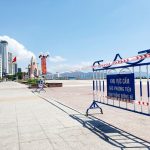 Nha Trang tiếp tục cách ly xã hội: Hoa giấy nở rực đường phố TP.Nha Trang tiếp tục tạm dừng các hoạt động tắm biển từ 0 giờ ngày 16.4 đến khi có thông báo mới. /// Ảnh: Nguyễn Chung
