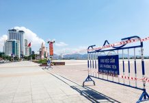 Nha Trang tiếp tục cách ly xã hội: Hoa giấy nở rực đường phố TP.Nha Trang tiếp tục tạm dừng các hoạt động tắm biển từ 0 giờ ngày 16.4 đến khi có thông báo mới. /// Ảnh: Nguyễn Chung