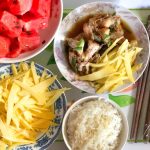 Độc lạ: Vì sao người miền Tây ăn cơm cùng với trái cây? Bữa cơm miền Tây thật ngon mắt với trái cây ăn kèm. /// Henry Dương