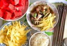 Độc lạ: Vì sao người miền Tây ăn cơm cùng với trái cây? Bữa cơm miền Tây thật ngon mắt với trái cây ăn kèm. /// Henry Dương