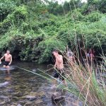 Hàng trăm ‘phượt thủ’ bất chấp cách ly xã hội đi dã ngoại, cắm trại Nhóm "phượt thủ" tắm ở khe đá Hang bị lực lượng xã Hòa Ninh phát hiện /// Nguyễn Tú