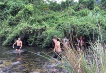 Hàng trăm ‘phượt thủ’ bất chấp cách ly xã hội đi dã ngoại, cắm trại Nhóm "phượt thủ" tắm ở khe đá Hang bị lực lượng xã Hòa Ninh phát hiện /// Nguyễn Tú