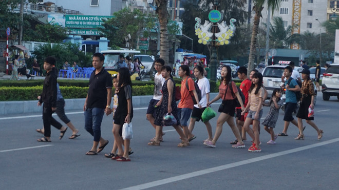 Chiều 30.4, bãi biển Sầm Sơn bất ngờ đông nghẹt du khách - ảnh 1