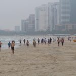 Hết cách ly xã hội, người Đà Nẵng kéo nhau đi tắm biển cho thỏa… ‘nỗi nhớ’ Sáng sớm 22.4, sau khi hết hạn cách ly xã hội, người dân Đà Nẵng đã kéo nhau đi tắm biển /// Ảnh: Hoàng Sơn