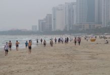 Hết cách ly xã hội, người Đà Nẵng kéo nhau đi tắm biển cho thỏa… ‘nỗi nhớ’ Sáng sớm 22.4, sau khi hết hạn cách ly xã hội, người dân Đà Nẵng đã kéo nhau đi tắm biển /// Ảnh: Hoàng Sơn