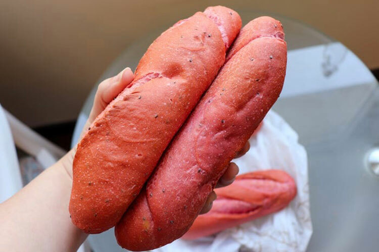 Trong 3 tuần, chuỗi cửa hàng bánh đã sử dụng hơn 30.000 kg thanh long để làm ra những chiếc bánh mì màu hồng. 