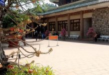 Du khách đến miếu Bà chúa Xứ thưa vắng sau cách ly xã hội Ngày đầu tiên mở cửa, du khách đến viếng Miếu Bà chúa Xứ khá thưa thớt. /// ẢNH: KỲ ĐỒNG