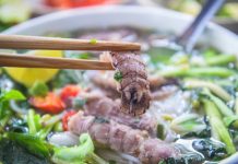 Kỳ ghê, món bún bề bề Hạ Long: Ngon chả kém tôm hùm là mấy Tô bún đầy đặn với vị nước dùng thanh ngọt vị hải sản tự nhiên và những miếng bề bề dai ngon chắc nịch. /// Phong Lữ