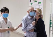 Rà soát khách du lịch nước ngoài mắc kẹt trong dịch Covid-19: Nhiều người không muốn về nước Vợ chồng du khách người Anh nhiễm Covid-19 đã được điều trị khỏi tại Việt Nam /// Ảnh Thúy Anh