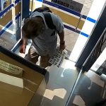 Bị bắt vì bôi nước bọt lên tiền Bị bắt vì bôi nước bọt lên tiền giấy