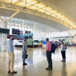 Sự thật thông tin ‘đại sứ nhiều nước yêu cầu công dân rời Việt Nam gấp’ Bức ảnh Đại sứ Anh ở sân bay Nội Bài vào chiều 2.4 được đăng tải trên Twitter /// Ảnh: Twitter của Đại sứ Anh