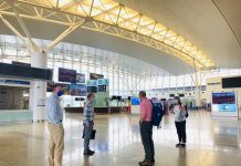 Sự thật thông tin ‘đại sứ nhiều nước yêu cầu công dân rời Việt Nam gấp’ Bức ảnh Đại sứ Anh ở sân bay Nội Bài vào chiều 2.4 được đăng tải trên Twitter /// Ảnh: Twitter của Đại sứ Anh