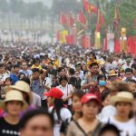 Lễ hội Đền Hùng chỉ tổ chức phần lễ Năm 2019, trước chính hội một ngày, hàng chục nghìn du khách, người hành hương đổ về Khu di tích Lịch sử Đền Hùng. Ảnh: Giang Huy.