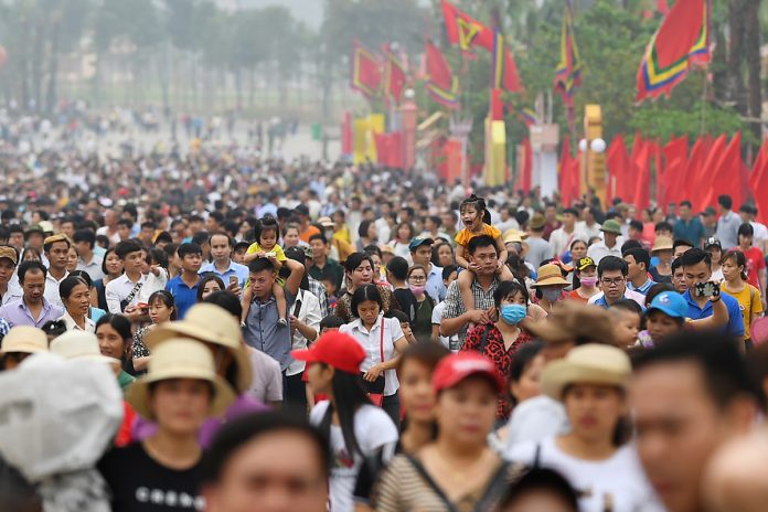 Năm 2019, trước chính hội một ngày, hàng chục nghìn du khách, người hành hương đổ về Khu di tích Lịch sử Đền Hùng. Ảnh: Giang Huy.