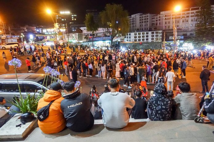 Rất đông du khách đến chợ đêm Đà Lạt sau khi hết cách ly xã hội. /// Phạm Anh Dũng