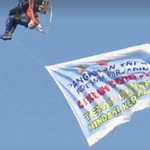 Thích nghi với lối sống mới thời COVID-19 Dùng dù lượn để nhắc nhở người dân ý thức hơn về dịch COVID-19