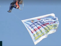 Thích nghi với lối sống mới thời COVID-19 Dùng dù lượn để nhắc nhở người dân ý thức hơn về dịch COVID-19