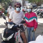 Du khách Tây dùng tiền tiết kiệm ủng hộ ‘ATM gạo’ giúp người nghèo mùa dịch Covid-19 Ông Dmitry Eroshenko chở gạo đến ủng hộ người nghèo bị ảnh hưởng bởi dịch Covid-19 ở phường Mũi Né /// ảnh: Vũ Lâm