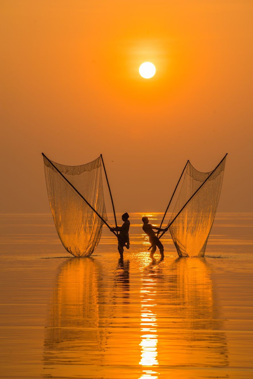 Loat canh dep Viet Nam vao top 50 anh song nuoc an tuong nhat the gioi hinh anh 4 Fisherman_under_the_dawn_by_vietcuong_Vietnam_5e86083a5f977_880.jpg