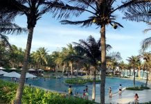 Hàng chục ngàn du khách đổ về Mũi Né dịp lễ 30.4 Do nắng nóng, các hồ bơi ở các resort của Mũi Né rất đông trẻ em. /// Quế Hà