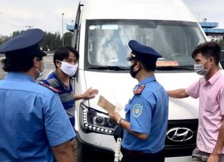Kiểm tra loạt xe khách tại cửa ngõ TP.HCM ngày đầu cách ly toàn xã hội Kiem tra loat xe khach tai cua ngo TP.HCM ngay dau cach ly toan xa hoi hinh anh 1 IMG_2243.JPG