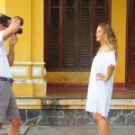 Phố cổ Hội An ‘thức giấc’, nhà hàng mở cửa, du khách phấn khởi dạo phố Du khách dạo phố chụp ảnh sau bao ngày mong đợi. /// ẢNH: MẠNH CƯỜNG