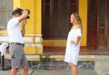 Phố cổ Hội An ‘thức giấc’, nhà hàng mở cửa, du khách phấn khởi dạo phố Du khách dạo phố chụp ảnh sau bao ngày mong đợi. /// ẢNH: MẠNH CƯỜNG