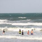 Vũng Tàu vẫn cấm tắm biển; cho quán ăn nhà hàng bán không quá 10 người/lần phục vụ Bà Rịa - Vũng Tàu cấm tắm biển trong thời gian phòng, chống dịch Covid-19 /// Nguyễn Long