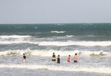 Vũng Tàu vẫn cấm tắm biển; cho quán ăn nhà hàng bán không quá 10 người/lần phục vụ Bà Rịa - Vũng Tàu cấm tắm biển trong thời gian phòng, chống dịch Covid-19 /// Nguyễn Long