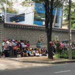 Hàn Quốc sẽ vô hiệu hóa visa ngắn hạn, 90 ngàn người Việt bị ảnh hưởng Xếp hàng xin thị thực Hàn Quốc tại TP.HCM trước dịch Covid-19