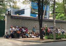 Hàn Quốc sẽ vô hiệu hóa visa ngắn hạn, 90 ngàn người Việt bị ảnh hưởng Xếp hàng xin thị thực Hàn Quốc tại TP.HCM trước dịch Covid-19