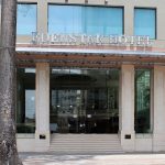 Hàng loạt khách sạn ở TP HCM đóng cửa Khách sạn 4 sao Edenstar quy mô 128 phòng trên đường Bùi Thị Xuân, quận 1 đang đóng cửa. Đây là con đường tập trung nhiều khách sạn tầm trung từ 2 - 4 sao. Ảnh chụp trưa 3/4. Ảnh: Nguyễn Nam.