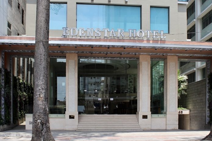 Khách sạn 4 sao Edenstar quy mô 128 phòng trên đường Bùi Thị Xuân, quận 1 đang đóng cửa. Đây là con đường tập trung nhiều khách sạn tầm trung từ 2 - 4 sao. Ảnh chụp trưa 3/4. Ảnh: Nguyễn Nam. 
