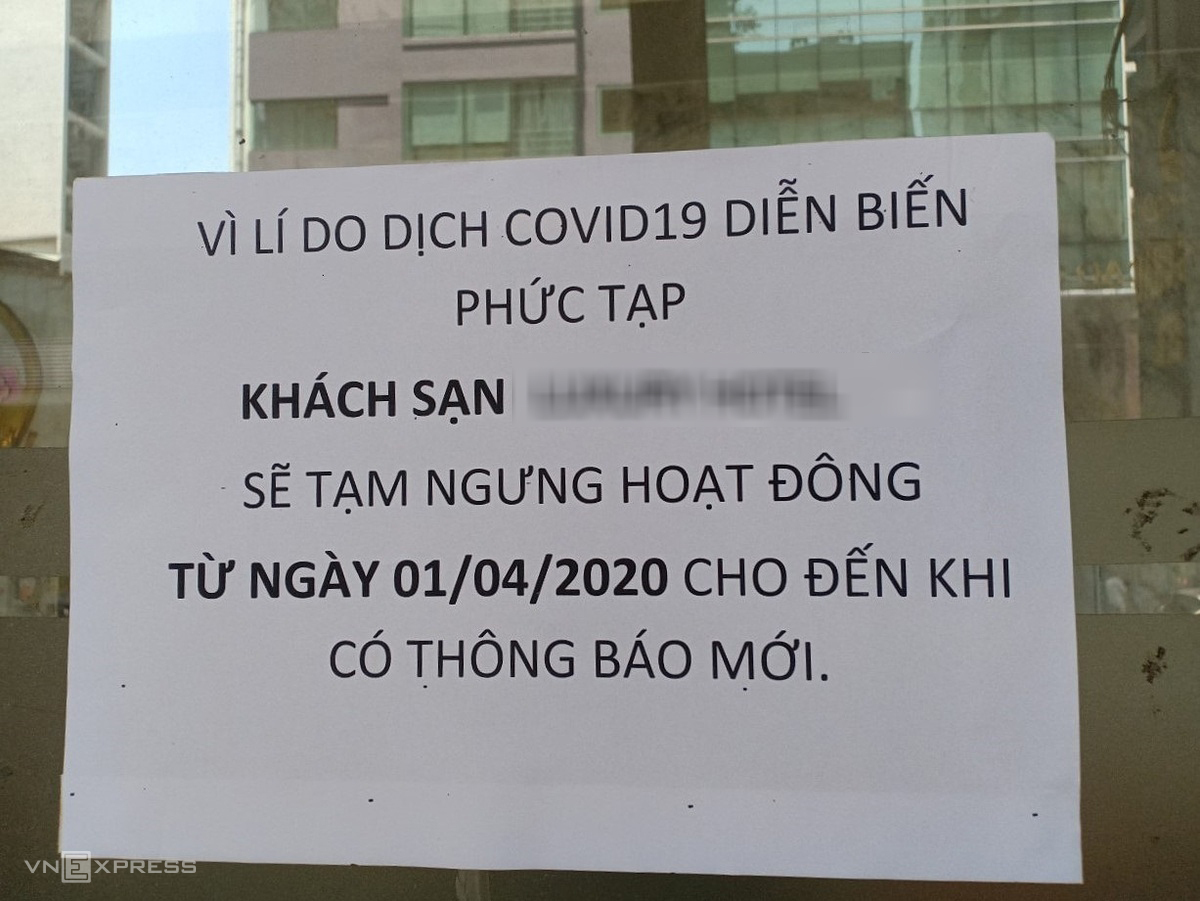 Thông báo tạm ngừng hoạt động của một khách sạn tại quận 1, TP HCM. Ảnh chụp ngày 3/4. Ảnh: Nguyễn Nam.