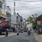 Xử phạt nhà nghỉ không khai báo khách trong mùa dịch Covid-19 Thông báo lưu trú và khai báo y tế là việc bắt buộc đối với các cơ sở lưu trú ở TP.Đà Lạt nói riêng trong mùa dịch Covid-19. /// Gia Bình