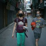 Khách Mỹ mắc kẹt chỉ trích chính phủ Ana Pautler, 32 tuổi và Mike Dobie, 37 tuổi, từ California trở về khách sạn trên con đường vắng vẻ sau khi nhận bữa ăn miễn phí ở Kathmandu, Nepal. Ảnh: Tom Van Cakenberghe/ New York Times.