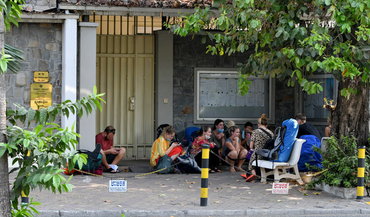 Một nhóm du khách Đức bị mắc kẹt ở Cambodia đang ở bên ngoài Đại sứ quán Đức tại Phnom Penh. Ảnh: Pann Rachana.