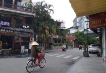 Phố Tây ở Huế người thưa, quán vắng khi hết cách ly xã hội Phố Tây Huế thưa thớt người dẫu đã ngừng cách ly xã hội, một số loại hình dịch vụ, quán xá được mở cửa trở lại /// ẢNH: ĐÌNH TOÀN