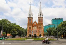 Du lịch Đông Nam Á suy sụp Covid-19 khiến lượng khách quốc tế vào Việt Nam trong tháng 3 và cả quý I/2020 giảm sâu nhất trong vòng 10 năm gần đây. Trong ảnh, đường phố TP HCM và điểm tham quan vắng vẻ ngày 31/3. Ảnh: Quỳnh Trần.