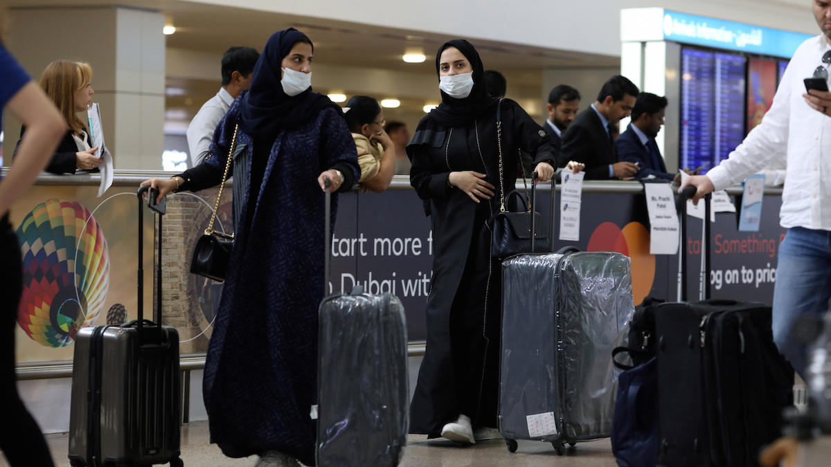 Hành khách đeo khẩu trang tại sân bay quốc tế Dubai. UAE ghi nhận trường hợp nhiễm nCoV đầu tiên tại Dubai vào ngày 29/1. Ảnh: Reuters.