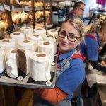 Những món ăn lấy cảm hứng từ Covid-19 Giống như Pháp và nhiều quốc gia khác, các hàng quán ở Đức cũng phải đóng cửa để ngăn virus lây lan. Tuy nhiên, nhiều nơi vẫn mở dịch vụ đặt hàng và giao hàng tận nơi cho khách.