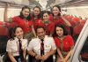 Nữ phi công Vietjet lạc quan trong đại dịch Võ Tài Nguyên (hàng đầu, ngoài cùng bên trái) cùng các đồng nghiệp sau khi kết thúc một chuyến bay thời điểm trước khi có dịch