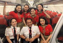 Nữ phi công Vietjet lạc quan trong đại dịch Võ Tài Nguyên (hàng đầu, ngoài cùng bên trái) cùng các đồng nghiệp sau khi kết thúc một chuyến bay thời điểm trước khi có dịch